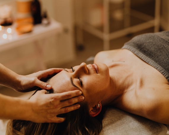 a women getting an ayurvedic scalp massage by an ayurvedic practioner
